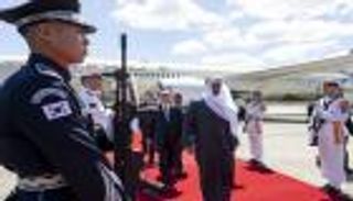 محمد بن زايد في كوريا الجنوبية.. استقبال حافل بدأ من الأجواء