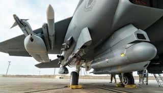 الصاروخ محمل على طائرة