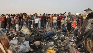 فلسطينيون يتجمعون في موقع الغارة الإسرائيلية