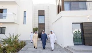 الشيخ خالد بن محمد بن زايد آل نهيان خلال تدشين المرحلة الأولى للمشروع