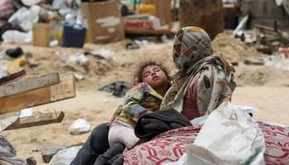 فلسطينيون ينزحون سيرا على الأقدام أثناء فرارهم من رفح