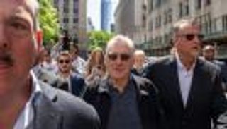 إهانات متبادلة بين روبرت دي نيرو وأنصار ترامب.. ما القصة؟