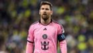 من الجد الأكبر.. ميسي ونجم برشلونة الأسبق «دم واحد»