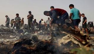 فلسطينيون يتجمعون في موقع غارة إسرائيلية على مخيم للنازحين في رفح