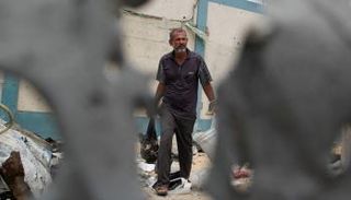 فلسطيني يتفقد خيمته عقب غارة إسرائيلية على رفح