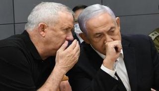 بنيامين نتنياهو وإلى جانبه بيني غانتس