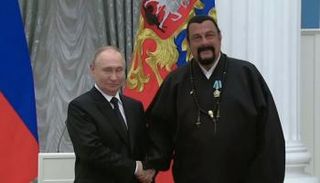 لقطة شاشة من فيديو تكريم بوتين لستيفن سيغال 