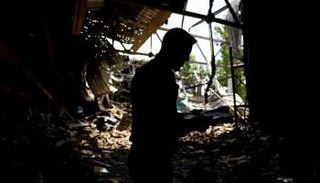 مبنى محترق جراء القصف في خاركيف