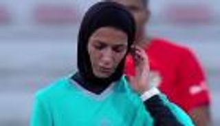 حدث تاريخي في الدوري الإماراتي.. النساء يُدِرْن مباراة (فيديو)