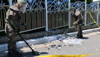 عنصران من الجيش في كوريا الجنوبية يفحصان قمامة أرسلتها الجارة الشمالية