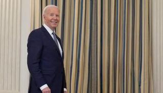 الرئيس الأمريكي جو بايدن مبتسما بعد سؤاله عن اتهام ترامب