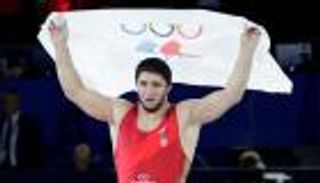 بلا علم أو نشيد.. الحلم الأولمبي يقود مصارعي روسيا إلى «باريس 2024»