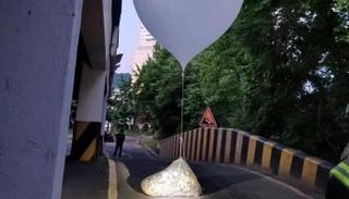 منطاد نفايات من كوريا الشمالية يسقط على الجارة الجنوبية