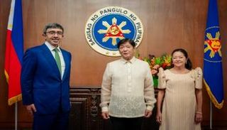 رئيس الفلبين يستقبل الشيخ عبدالله بن زايد آل نهيان في مانيلا