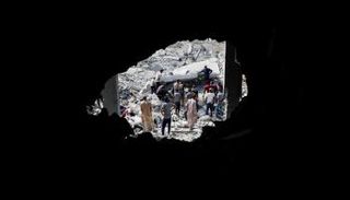 آثار قصف إسرائيلي على منزل وسط قطاع غزة