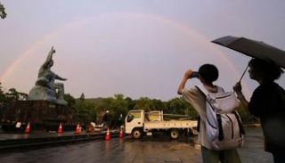 مواطنان أمام النصب التذكاري لضحايا القنبلة الذرية