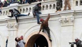 أنصار ترامب يتسلقون الأسوار لاقتحام الكابيتول - أرشيفية