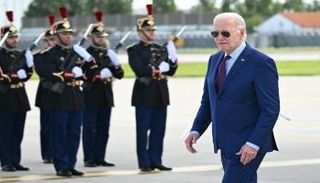 الرئيس الأمريكي جو بايدن في مطار باريس أورلي 