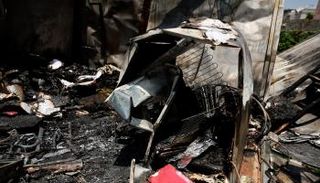 حطام في حديقة منزل بإسرائيل جراء هجمات صاروخية من لبنان