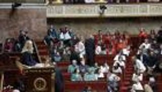 علم فلسطين يتحدى الحظر ببرلمان فرنسا.. غابت الراية وحضرت ألوانها