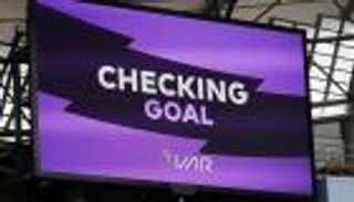 بعد ثورة «الذئاب».. ما مصير تقنية الفيديو في موسم الدوري الإنجليزي الجديد؟