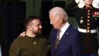 بايدن وزيلينسكي في فرنسا.. لقاء بـ225 مليون دولار