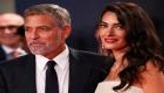 جورج كلوني «ينقلب» على بايدن.. السر عند أمل علم الدين