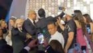 بسبب «سيلفي».. عمرو دياب يصفع معجبا على وجهه (فيديو)