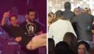 «صفعة عمرو دياب» تعيد فيديو قديم لتامر عاشور مع معجب للواجهة (فيديو)