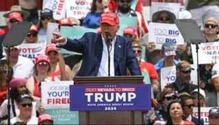 ترامب وسط أنصاره في نيفادا