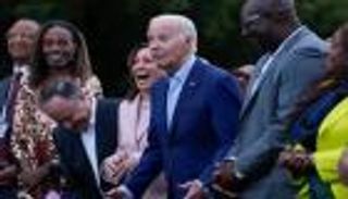 بايدن «متجمد» في حفل راقص.. شقيق فلويد ينتشله رغم القلق