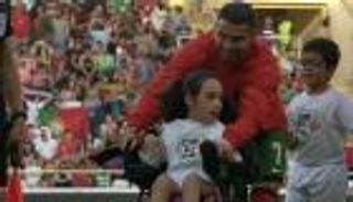 أسعد طفلة فسانده الحظ.. رونالدو «الطيب» يخطف الأضواء قبل يورو 2024