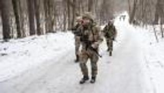 قبل أن «تتجمد» الأيادي على الزناد.. أوكرانيا تنشد «دفء» الغرب