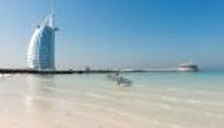شواطئ دبي.. استمتع بالرياضات المائية والمرافق الترفيهية