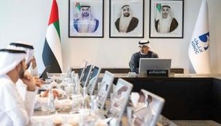 الشيخ خالد بن محمد بن زايد آل نهيان خلال الاجتماع