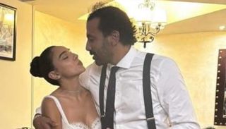 قبلة رومانسية بين سلمى أبو ضيف وزوجها
