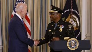 الرئيس بايدن يصافح قائد شرطة ديترويت جيمس وايت