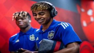 لامين يامال لاعب منتخب إسبانيا وبرشلونة