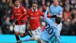 بـ «زجاجة حليب».. كبير مشجعي مانشستر سيتي يتلاعب بأساطير يونايتد