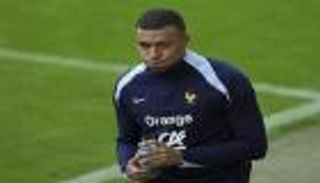 مبابي أحدث ضحاياه.. فيروس مكرر يضرب معسكر فرنسا قبل يورو 2024