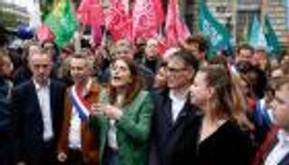 فرنسيون يعودون للشارع من أجل «منع الكارثة»