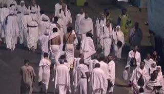 ضيوف الرحمن يتوافدون إلى عرفات