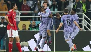 ابن ريال مدريد ينقذ زوجين من الغرق