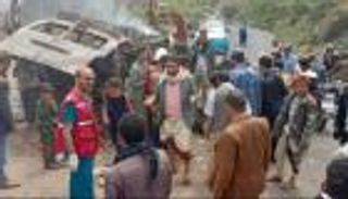 مأساة مروعة.. 9 قتلى باحتراق حافلة ركاب في إب اليمنية (صور)