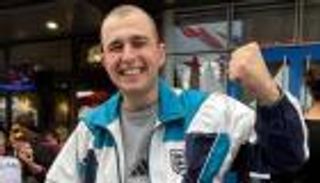 أكثر من مجرد لعبة.. مشجع إنجلترا يتحدى السرطان لعيون «يورو 2024»