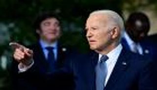 بايدن يستعين بـ«مشاهير هوليوود».. سلاح «سري» ضد ترامب