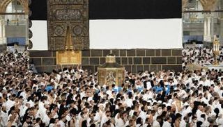 ضيوف الرحمن يؤدون طواف الإفاضة