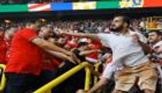 اشتباكات مفاجئة.. معركة تحت الأمطار تقتحم «يورو 2024» (فيديو)