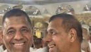 لماذا تقف الطيور فوق رؤوس الحجاج؟.. علماء يكشفون السر (فيديو)