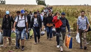 لاجئون يفرون من بلادهم- أرشيفية